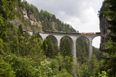 Das Landwasserviadukt überquert die Ge 4/6 - 353 mit ihrem Sonderzug anläßlich des Jubiläums "125 Jahre RhB"
Schlüsselwörter: ge 4/6 , 353 , 125