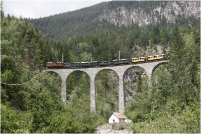 Ge 4/6 - 353 zieht den Sonderzug anläßlich des Jubiläums "125 Jahre RhB" über das den Schmittentobel überspannende Viadukt
Schlüsselwörter: ge 4/6 , 353 , 125