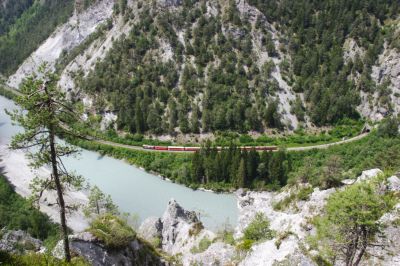 Für das 100 Jahre Jubiläum der Bahnstrecke Bever-Scuol wirbt die Ge 4/4 II - 620 "Zernez", hier zieht sie einen Regio nach Disentis
Schlüsselwörter: ge , 4/4 , II , 620 , regio , 100 Jahre Bever-Scuol , zernez