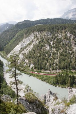 Für das 100 Jahre Jubiläum der Bahnstrecke Bever-Scuol wirbt die Ge 4/4 II - 620 "Zernez", hier zieht sie einen Regio nach Disentis
Schlüsselwörter: ge , 4/4 , II , 620 , regio , 100 Jahre Bever-Scuol , zernez