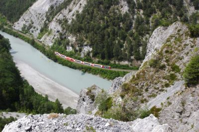 Mit Werbung für die "RE Power" fährt Ge 4/4 II - 615 "Klosters" gerade in Richtung Ilanz 
Schlüsselwörter: ge 4/4 , II , 615 , regio , klosters , RE Power