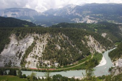 Durch die wunderschöne Rheinschlucht fährt gerade Ge 4/4 II - 633 "Zuoz" mit Werbung für den Radiosender "Radiotelevisiun Svizra Rumantscha" - kurz "RTR" mit einem Regio
Schlüsselwörter: ge , 4/4 , II , 633 , zuoz , Radiotelevisiun Svizra Rumantscha , rtr