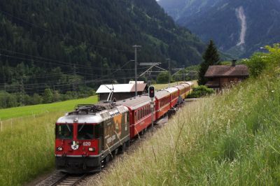 Talwärts rollt Ge 4/4 II - 620 "Zernez" mit Werbung für das Jubiläum der Bahnstrecke Bever-Scuol demnächst in den Bahnhof von Trun.

Interessant sind die Deckungssignale für die Bahnübergänge, da die Ge 4/4 II das bergwärts zeigende Signal schon passiert hat zeigt es bereits "Halt", normalerweise zeigen beide Signale in beide Richtungen einen Freibegriff sobald die Schranken geschlossen haben
Schlüsselwörter: ge , 4/4 , II , 620 , regio , 100 Jahre Bever-Scuol , zernez