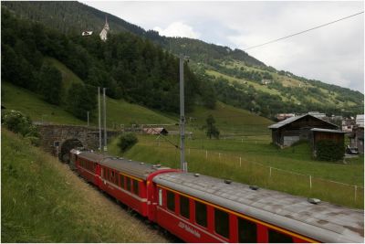 Talwärts rollt Ge 4/4 II - 620 "Zernez" mit Werbung für das Jubiläum der Bahnstrecke Bever-Scuol demnächst in den Bahnhof von Trun
Schlüsselwörter: ge , 4/4 , II , 620 , regio , 100 Jahre Bever-Scuol , zernez