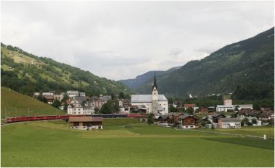 Selten sind Doppeltraktionen am Netz der RhB, aufgrund der Reisegruppe zum "125 Jahre RhB"-Jubiläum wurden drei Gourmino-Speisewagen der Plangarnitur nach Disentis beigegeben, womit die Lastgrenze einer Ge 4/4 II überschritten wird.

Ge 4/4 II - 613 "Domat/Ems" und 629 "Tiefencastel"
Schlüsselwörter: ge 4/4 , II , 613 , domat , ems , 629 , tiefencastel , gourmino