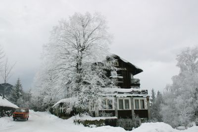 Mal ausnahmsweise kein direkt bahnbezogenes Motiv. 

Warten auf den Zug in Winterbach, im Bild mein neues "Fotomobil", ein Bj.84 VW Bus und die ehem. Pension Winterbach.
Schlüsselwörter: Winterbach , Schnee