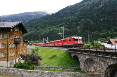 Ge 4/4 II - 628 "S-chanf" zieht ihren Regio gerade aus der Ortschaft Trun die Steigung in Richtung Disentis hinauf
Schlüsselwörter: ge 4/4 , II , 628 , regio , s-chanf , schanf