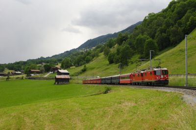 Selten sind Doppeltraktionen am Netz der RhB, aufgrund der Reisegruppe zum "125 Jahre RhB"-Jubiläum wurden drei Gourmino-Speisewagen der Plangarnitur nach Disentis beigegeben, womit die Lastgrenze einer Ge 4/4 II überschritten wird.

Ge 4/4 II - 613 "Domat/Ems" und 629 "Tiefencastel"
Schlüsselwörter: ge 4/4 , II , 613 , domat , ems , 629 , tiefencastel , gourmino