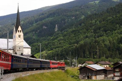 Ge 4/4 II - 613 "Domat/Ems" und 629 "Tiefencastel" mit drei Gourmino-Speisewagen in Trun
Schlüsselwörter: ge 4/4 , II , 613 , domat , ems , 629 , tiefencastel , gourmino