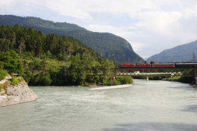 Aus Disentis kommend befährt diese Doppeltraktion aus Ge 4/4 II - 613 "Domat/Ems" und 629 "Tiefencastel" mit drei Gourmino-Speisewagen und der Plangarnitur die Rheinbrücke in Reichenau


Schlüsselwörter: ge 4/4 , II , 613 , domat , ems , 629 , tiefencastel , gourmino