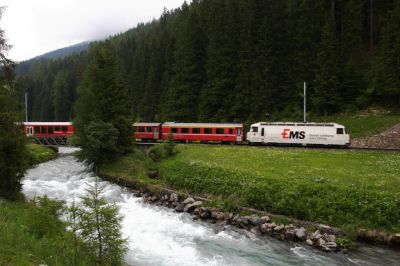 Pendelzug mit Ge 4/4 III - 643 "Vals" mit Werbung für "EMS-Chemie" bei Davos, er wird demnächst in Davos Glaris halten um Fahrgäste nach Filisur zu bringen
Schlüsselwörter: ge 4/4 , III , ems , 643 , Vals