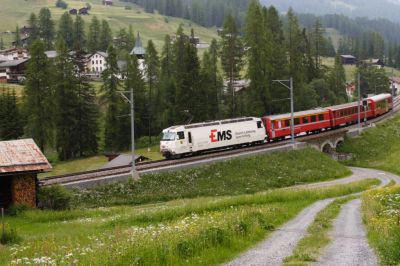 Davos Glaris liegt bereits hinter dem Pendelzug den Ge 4/4 III - 643 "Vals" mit Werbung für "EMS-Chemie" nach Davos Platz schiebt
Schlüsselwörter: ge 4/4 , III , ems , 643 , Vals