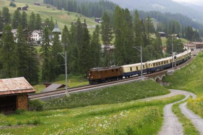 Die Ge 4/4 III - 643 "Vals" gekreuzt, kommt auch schon der "125 Jahre RhB"-Sonderzug mit Ge 4/6 - 353 an der Fotostelle vorbei
Schlüsselwörter: ge 4/6 , 353 , 125