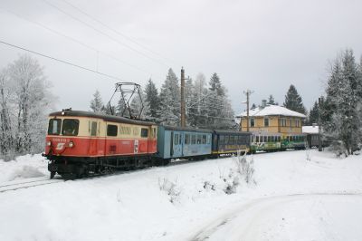 1099.013-3 verlässt den Bahnhof Winterbach.
Schlüsselwörter: 1099 , 013 , Mariazellerbahn , Winterbach , Winter