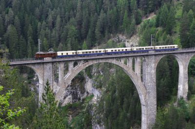 Ge 4/6 mit dem Festzug "125 Jahre RhB" auf dem Wiesner Viadukt
Schlüsselwörter: ge 4/6 , 353 , 125