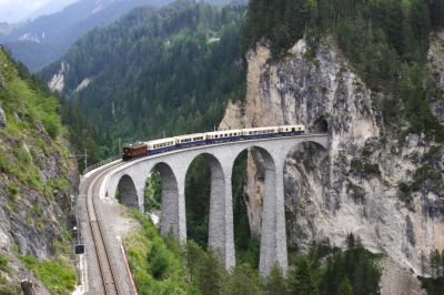 Über das Landwasserviadukt fährt soeben der mit der Ge 4/6 - 353 bespannte Festzug anläßlich "125 Jahre RhB"
Schlüsselwörter: ge 4/6 , 353 , 125