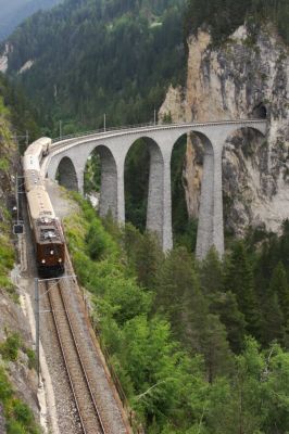 Über das Landwasserviadukt fuhr soeben der mit der Ge 4/6 - 353 bespannte Festzug anläßlich "125 Jahre RhB"
Schlüsselwörter: ge 4/6 , 353 , 125