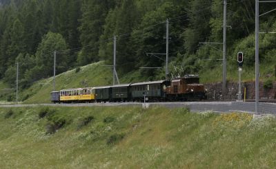 Ge 6/6 I - 415 mit dem Railrider, einem im Sommer am Albula verkehrenden Ausflugszug, in Bergün
Schlüsselwörter: ge , 6/6 , I , 415 , railrider