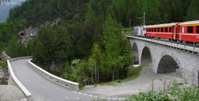 Über das Albula-Viadukt I fährt soeben die Ge 4/4 III - 649 "Lavin" mit ihrer "20-Minuten"-Werbung
Schlüsselwörter: ge 4/4 , III , 649 , lavin , 20 Minuten