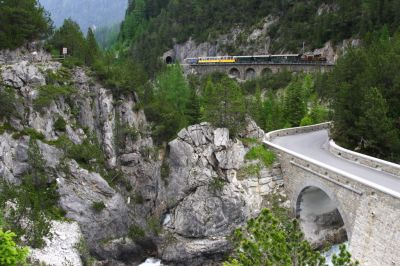 Ge 6/6 I - 415 mit dem Railrider, einem im Sommer am Albula verkehrenden Ausflugszug, auf den Sparbögen kurz vor dem Rugnux-Kehrtunnel
Schlüsselwörter: ge , 6/6 , I , 415 , railrider