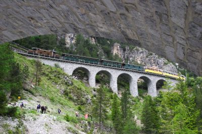 Nicht lange braucht die Ge 6/6 I - 415 mit ihrem Railrider um mittels des 662m langen Rugnux-Kehrtunnels gehörig an Höhe zu gewinnen. Hier befährt sie den gleich nach dem Tunnel liegenden gleichnamigen Rugnux-Viadukt
Schlüsselwörter: ge , 6/6 , I , 415 , railrider