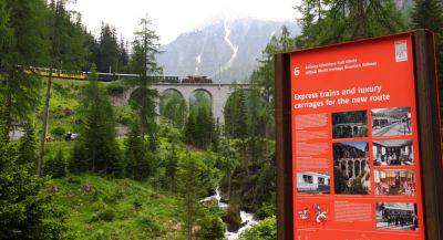 Gemäß dem Status als Weltkulturerbe sind entlang des Albula-Bahnwanderweges überall Informationstafeln aufgestellt, im Hintergrund verlässt die Ge 6/6 I - 415 uns über das Albula-Viadukt III in Richtung Preda
Schlüsselwörter: ge , 6/6 , I , 415 , railrider