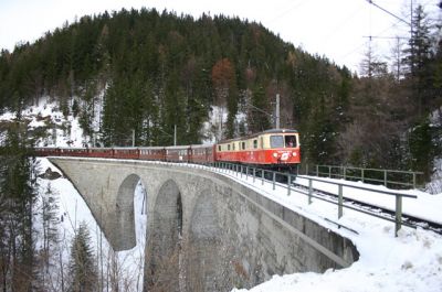 Sonderzug bespannt mit 1099.016-6 und 1099.010-9 am Saugrabenviadukt.
Schlüsselwörter: 1099 , Doppel , 016 , 010 , Mariazellerbahn , Saugrabenviadukt , Winter