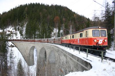 Sonderzug bespannt mit 1099.016-6 und 1099.010-9 am Saugrabenviadukt.
Schlüsselwörter: 1099 , Doppel , 016 , 010 , Mariazellerbahn , Saugrabenviadukt , Winter