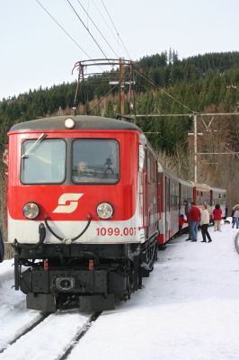 1099.007 in Gösing, wartend auf den verspäteten Gegenzug.
Schlüsselwörter: 1099 , 007 , Mariazellerbahn , Gösing , Winter