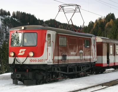 1099.007 in Gösing. Man wartet auf den Gegenzug aus Mariazell.
Schlüsselwörter: 1099 , 007 , Mariazellerbahn , Gösing , Winter