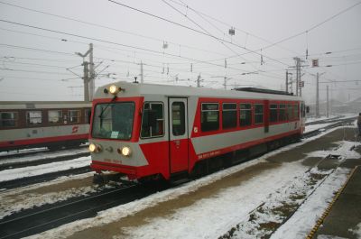 5090.004-2 wartet auf den Abfahrtsbefehl des Fdl. von St.Pölten Alpenbahnhof.
Schlüsselwörter: 5090 , Mariazellerbahn , St.Pölten , Alpenbahnhof , Winter