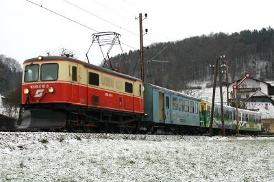 1099.010-9 aufgenommen kurz nach der Ausfahrt aus Rabenstein.
Schlüsselwörter: 1099 , 010 , Mariazellerbahn , Winter , Rabenstein