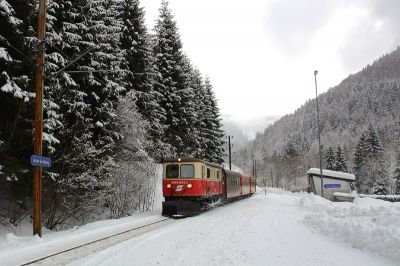 1099.004-2 durchfährt mit ihrem Regionalzug soeben die Haltestelle Unter Buchberg.
Schlüsselwörter: 1099 , 004