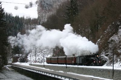 Mh.6 kurz nach der Ausfahrt aus Schwarzenbach a. d. Pielach.
Schlüsselwörter: Mh.6 , 399 , Mariazellerbahn , Winter , Schwarzenbach