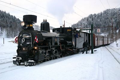 Mh.6 beim Wasserfassen in Laubenbachmühle.
Schlüsselwörter: Mh.6 , 399 , Mariazellerbahn , Winter , Laubenbachmühle