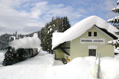 Mh.6 durchfährt mit dem Panoramic 760 den ehem. Bahnhof Wienerbruck / Josefsberg.
Schlüsselwörter: Mh.6 , Mh 6 , Mariazellerbahn , Wienerbruck , Winter