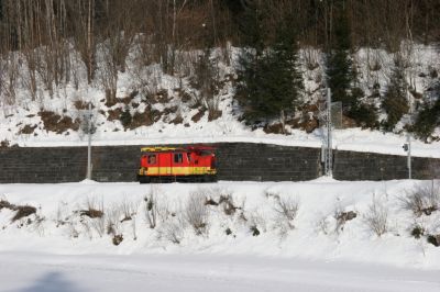 OB 12 der NÖVOG bei einer Oberleitungs-Kontrollfahrt kurz vor dem Bahnhof Wienerbruck Josefsberg
Schlüsselwörter: ob , 12 , x , 532 , obw , turmwagen , oberleitung