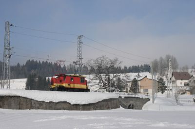 OB 12 im Zuge einer Kontrollfahrt der Oberleitung bei der Ausfahrt aus dem Kreuzungsbahnhof Wienerbruck/Josefsberg in Richtung Mariazell
Schlüsselwörter: ob , 12 , x , 532 , obw , turmwagen , oberleitung