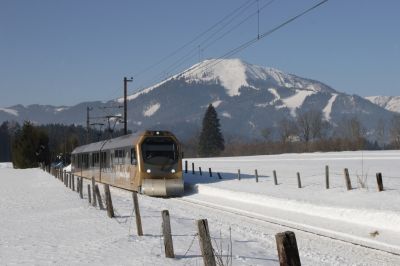 ET 8 als Pendelzug zwischen Winterbach und Mariazell, ausgestattet mit den neuen Aufsatzschneepflügen, aufgenommen bei der Einfahrt in Mariazell
Schlüsselwörter: et , 8 , himmelstreppe , schneepflug