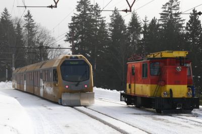 OB 12 und ET 8 kreuzen sich im Bahnhof Gösing
Schlüsselwörter: ob , 12 , x , 532 , obw , turmwagen , oberleitung , et , 8 , himmelstreppe , schneepflug