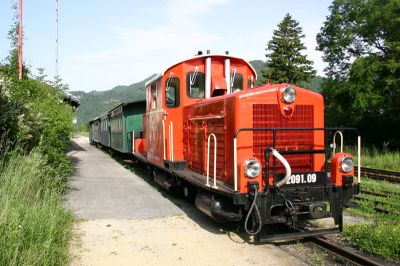 Am Abend des 17.06.2006 sonnt sich 2091.09 noch in den letzten Sonnestrahlen. 

Morgen Vormittag geht es bereits wieder auf die Strecke!
Wir verabschieden uns in den wohlverdienten Feierabend und freuen uns schon auf den nächsten Tag.
Schlüsselwörter: 2091 , 09 , Kienberg , Gaming