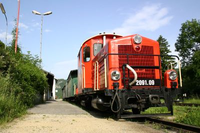 Am Abend des 17.06.2006 sonnt sich 2091.09 noch in den letzten Sonnestrahlen. 

Morgen Vormittag geht es bereits wieder auf die Strecke!
Wir verabschieden uns in den wohlverdienten Feierabend und freuen uns schon auf den nächsten Tag.
Schlüsselwörter: 2091 , 09 , Kienberg , Gaming