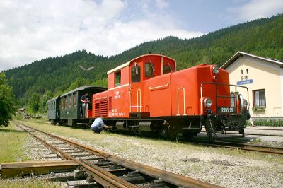 Erster Zug des Tages in Lunz am See, kurz nach dem Umsetzen.

Nach kurzer Durchschau geht es wieder auf nach Kienberg.
Schlüsselwörter: 2091 , 09 , Lunz/See