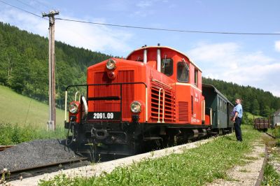 Der zweite Zug des Tages am Weg nach Lunz/See, aufgenommen während des Aufenthaltes im Bahnhof Pfaffenschlag.
Schlüsselwörter: 2091 , 09 , Pfaffenschlag