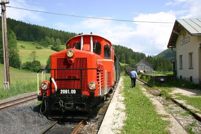 Der zweite Zug des Tages am Weg nach Lunz/See, aufgenommen während des Aufenthaltes im Bahnhof Pfaffenschlag.
Schlüsselwörter: 2091 , 09 , Pfaffenschlag