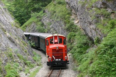 Fotohalt! Bitte auf der linken Seite aufsteigen! 

- Die Fotografen nehmen erneut Aufstellung, der Fotostandort wird erklommen.
Schlüsselwörter: 2091 , Einschnitt