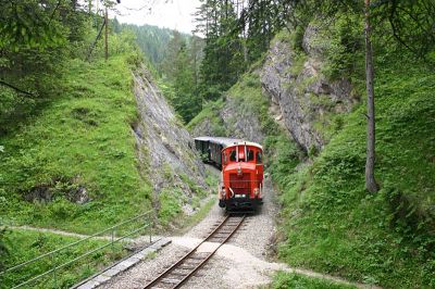 Fotohalt! Bitte auf der linken Seite aufsteigen! 

- Die Fotografen nehmen erneut Aufstellung, der Fotostandort wird erklommen.
Schlüsselwörter: 2091 , Einschnitt