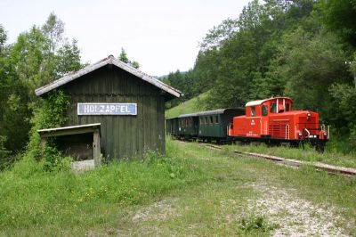 Fotohalt in Holzapfel! 

Die Fotografen nehmen wieder Aufstellung und jagen in knapp 15 Minuten zwei Filme durch ihre Fotoapparate. 

Ich verabschiede mich nach nichtmal 2 Minuten wieder in den Barwagen ... zur Arbeit!
Schlüsselwörter: 2091 , Holzapfel