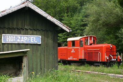 Fotohalt in Holzapfel! 

Die Fotografen nehmen wieder Aufstellung und jagen in knapp 15 Minuten zwei Filme durch ihre Fotoapparate. 

Ich verabschiede mich nach nichtmal 2 Minuten wieder in den Barwagen ... zur Arbeit!
Schlüsselwörter: 2091 , Holzapfel