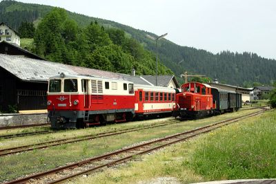 Der Sonderzug mit 2091.09 ist in Lunz angekommen, 2095.05 steht bereits zur  Abfahrt bereit.

Zeit genug für die Fotografen diese Miniparade zu nützen.
Schlüsselwörter: 2091 , 09 , 2095 , 05 ,